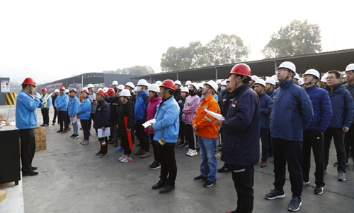 熱火朝天！集團(tuán)總部140余人到股份公司氯堿分廠開展勞動