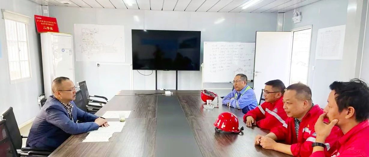化機公司黨委書記、董事長、總經(jīng)理楊中澤到楚星項目現(xiàn)場辦公