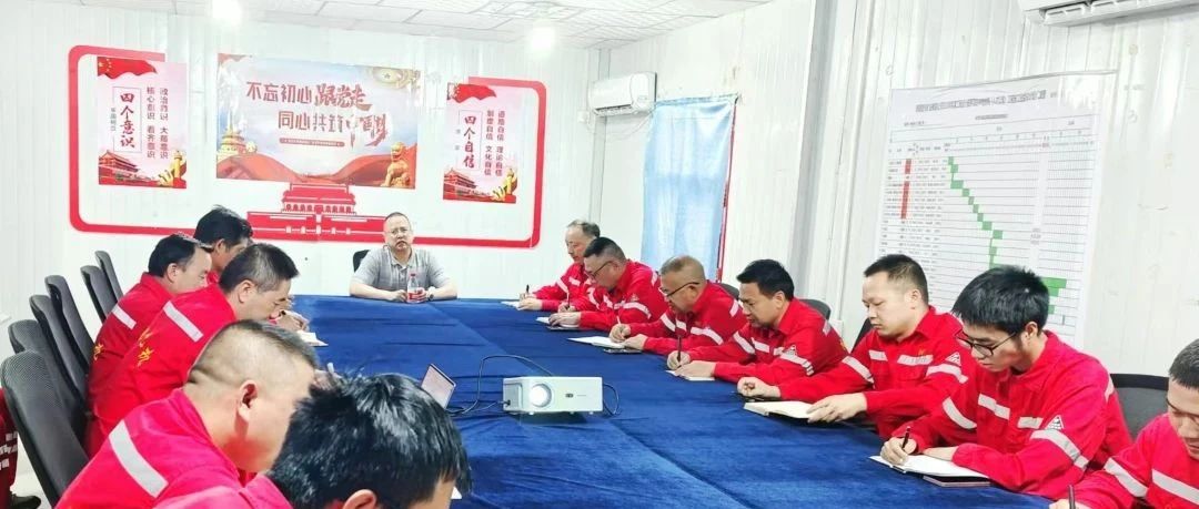 化機(jī)公司黨委書記、董事長、總經(jīng)理?xiàng)钪袧傻叫陆?xiàng)目部現(xiàn)場辦公